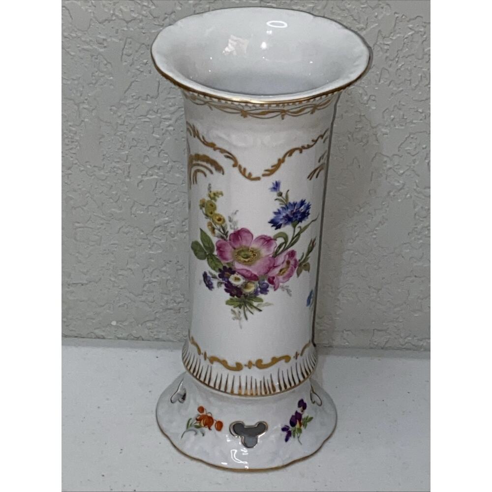 Vintage French Paris Royal Peint a la Main Floral Scalloped Porcelain Vase‎ 9”